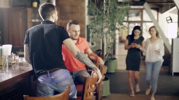 Toplantı yetişkin arkadaş şehrin kadın barda oturup elit bardaki erkekler onlara, yüksek sandalye bir kenara iterek bakmak — Stok video