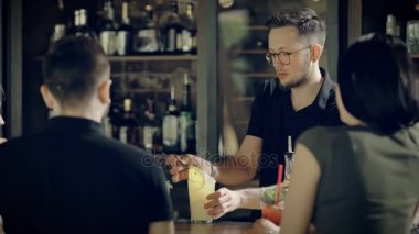 Genç barmen bir kokteyl turuncu bir dilim ile Süsle, arkadaş geldi buraya, iyi bir hizmet olduğundan, arkadaş rahatlayabilirsiniz