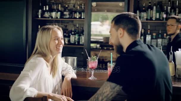 Staří přátelé chatování s sebou na baru odtok v malé restauraci, hezká blondýna vypráví o minulosti víkend vousatý muž — Stock video