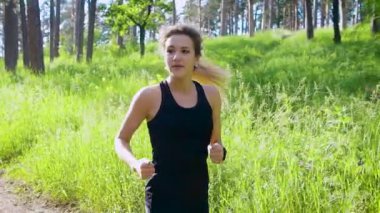Parkta koşu çekici beyaz kadın, siyah spor giyim,