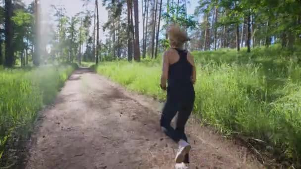 Mulher atraente correndo no trilho no parque. Desporto e recreação — Vídeo de Stock