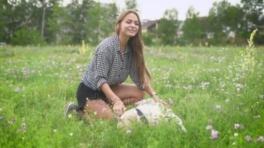 Çekici kadın sevişme ve köpeğini sarılma. Evde beslenen hayvan ile dostluk sevgi dolu bağ