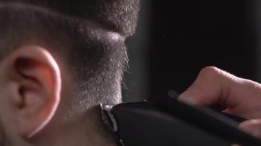 Genç adam tarafından şık berber dükkanı kuaförde saç kesimi alma başkanı kapatın. Profesyonel düzeltici kullanıyorsanız ve mükemmel bir şekil yakışıklı hipster vintage hairscut için eller görüntüsünü.