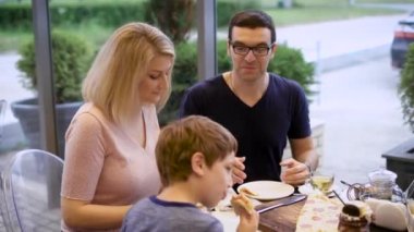 Mutlu anne ve çocuklarının birlikte restoranda pizza zevk ve babalar hikayesini gülerek