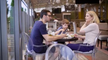 Büyük aile birlikte babalar için dinlemek ve yüksek sesle gülerek restoranda yapıştırma