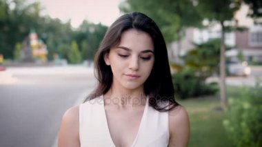 Güneş karşı sokakta yolun kenarında yürüyüş ve mutlu genç şık çekici kadın