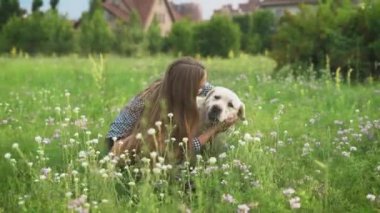 kadın köpeğini Park ile oynarken