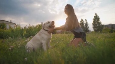 kadın köpeğini açık trenler