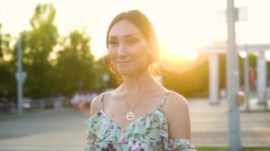 Şaşırtıcı gülümseyerek, hayattan zevk sıcak yaz aylarında sokakları, yürüyen genç güzel kadın portresi