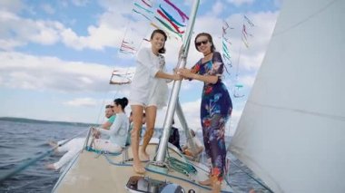 Tatil arkadaş deniz yat yelken sırasında küçük bir fırtına, kadınlar direk tutun ve su tekne turuna zevk mutlu olan bir şirket