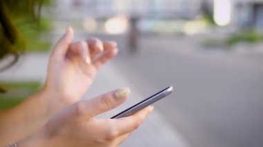 bir kadının fotoğrafını yakından eller, kim bir cep telefonu fotoğraf görünüyor, Bayan parmağını aracın ekran boyunca sürüş