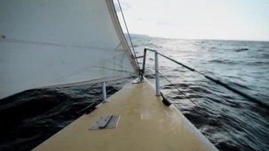 Ufuk güneş ise hızlı ther denize yelken Yacth aşağı gidiyor. Su sıçraması. Yüksek dalgalar.