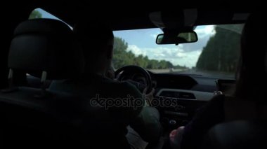 adam araba sürüş ve kadın navigator, yaz aylarında gündüz hareket eden bir arabanın içinde otururken tarafından bozguna bulma