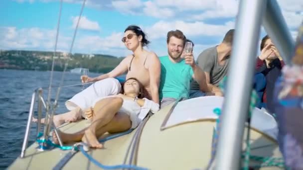 Persone che godono di champagne e l'un l'altro su yacht durante la festa — Video Stock