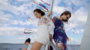 Şık kız mutlu parti yaparken yelkenli üzerinde poz