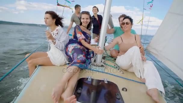 Друзі п'ють шампанське і пливуть на сучасній яхті разом — стокове відео