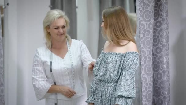 Vestito aderente donna in studio di sartoria. Couturie femminile che lavora su nuova raccolta e prova il nuovo abito con modello in atelier. Processo di creazione abbigliamento con sarta e cliente . — Video Stock