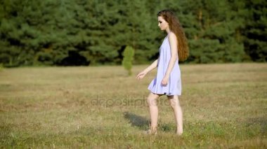 İnanılmaz güzel bir kadın etrafında alanında son yaz gün zevk ve mutlu olmak yalnız merak