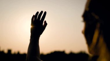 Ama o cant, muhteşem gün batımı sırasında güneş yakalamaya çalışıyor alan kadın umutsuz içinde tek başına duran