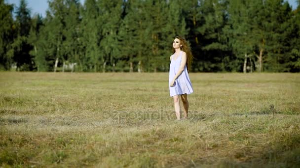 Hihetetlen szép nő csodálkozó körül egyedül, élvezve az utolsó nyári napok és örülni a mezőben — Stock videók