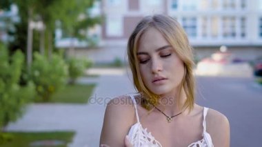 Sensually aşağı yaz Sokağı'nda poz arayan genç çekici kız.