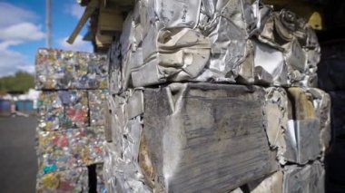 Metal ve plastik preslenmiş blok meydanlarda, şişe ve diğer çöpleri yeniden kullanım için geri dönüşüme gönderilir