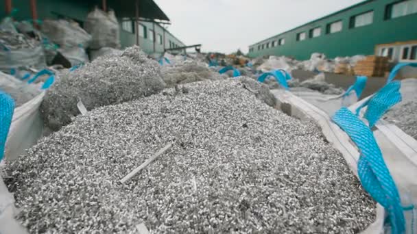 Огромное количество мусора, похожего на металлическую стружку, находится на заводе, который будет перерабатывать мусор и отправлять его для дальнейшего использования — стоковое видео