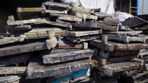 Uma pilha de lixo despejado em um lugar em um aterro sanitário, detalhes de purificadores de ar estão esperando por seu processamento na instalação de incineração — Vídeo de Stock