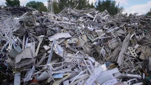 Большая куча мусора, которая будет перерабатываться для сохранения окружающей среды и переработки цветных и черных металлов — стоковое видео