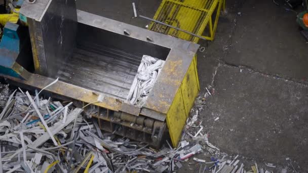 Вид зверху на процес пресування сміття з різних металевих матеріалів для подальшого використання у легкій та важкій промисловості — стокове відео