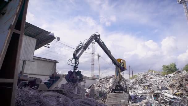 Het proces van verwerking van metalen, misschien de draden, de machine pakt draden en verschuift ze naar een andere opslagruimte — Stockvideo