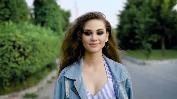 Portrait of pretty girl in casual posing with heavy makeup keeping eyes closed and looking content. — Stock Video