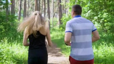 Parkta çalışıyor. Erkek ve dişi kaçakçıları. Spor ve sağlıklı yaşam tarzı