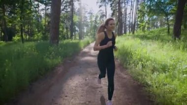 Çekici kadın parkta izinde koşu. Spor ve eğlence