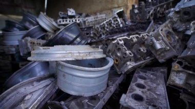 eski otomobil kırık metal parçalar büyük hangar, eski humps ve motor yer hurda metal yığınları içinde yatan