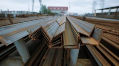 Vintage paslı çelik bölümü akşamları dışında bir çöp çöplükte dizilir, kamera hareket ediyor