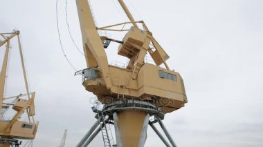 Panorama hareketi, büyük vinç monte içinde büyük bir çöp dökümü kasvetli yaz gün şehrin varoşlarında