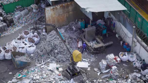 Vue de dessus du tri des déchets métalliques dans une décharge de l'usine de traitement du lomo, en plein air pendant la journée — Video