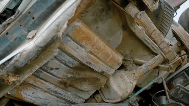 Старые ржавые и сломанные кузова вагонов лежат в большой свалке металлолома днем, крупным планом — стоковое видео