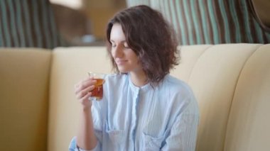 Çok güzel bir kadın kahvaltı café'de geçiriyor.