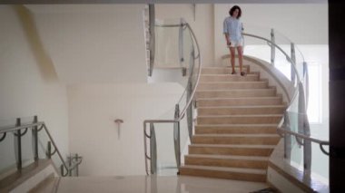 İnanılmaz bir kadın otel merdivenlerden aşağı gider