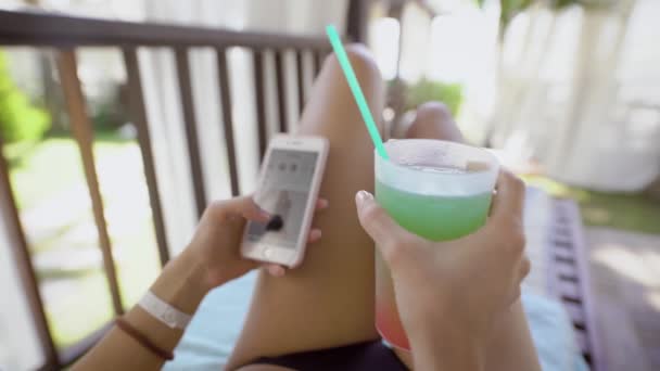 La mujer está tumbada en una terraza . — Vídeo de stock