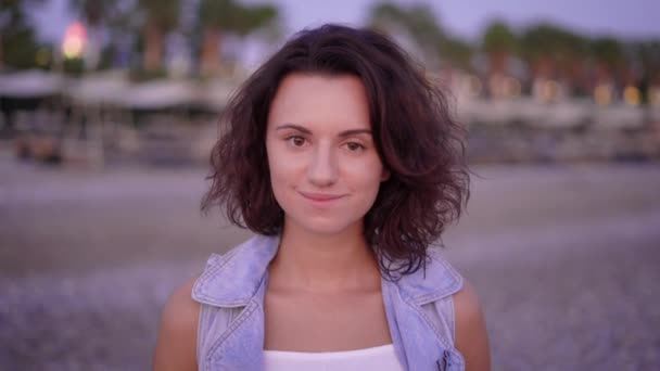 Retrato de mulher adorável em uma praia — Vídeo de Stock