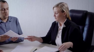 Toplama sırasında önemli belgeler office yılında Konferansı keşfetmek iş adamları