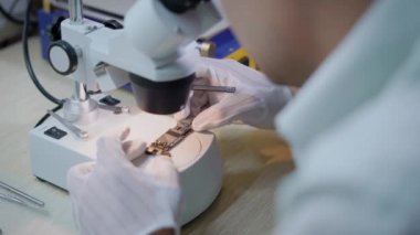 Anonim bilim adamı yeni nesneler keşfetmek laboratuar mikroskobu ile çalışma