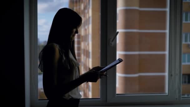 Trabalhadora feminina elegante anônimo posando no escritório e lendo papéis — Vídeo de Stock