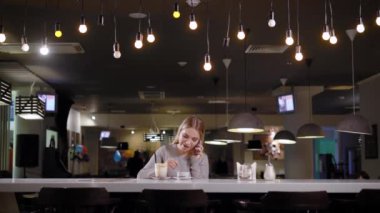 Sayaç içinde poz kadın bar ve kahve içme telefonu konuşurken