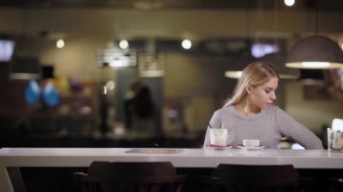 Şehvetli genç model sayaç modern kafede romantik poz