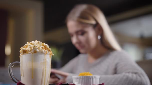 Vue du délicieux café servi sur la table avec le client en arrière-plan — Video