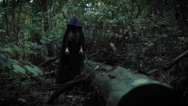 Scary woman stands deep in the forest alone. — Stock Video